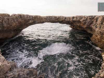 Poco dopo spunta infine la �grotticella di Sella�, dove il crollo parziale della parte pi� esterna della volta ha isolato e creato un arco sospeso sull�Adriatico
